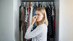 Riisi hajujen torjumiseen: yksinkertainen keino pitää kaappi raikkaana. Mitä tehdä?